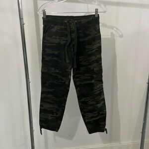 Medium camouflaged pants from the brand sanctuary